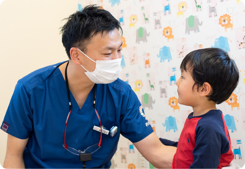 写真:こども診察室で院長がお子さんと接している様子