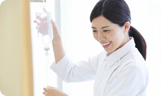 写真：患者さんに笑顔で応えている様子
