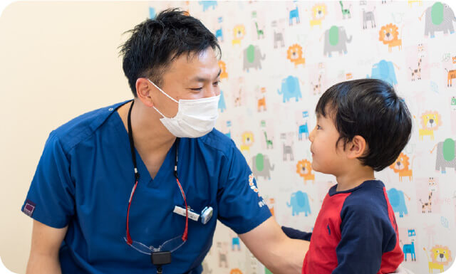 写真：こども診察室で院長がお子さんと接している様子