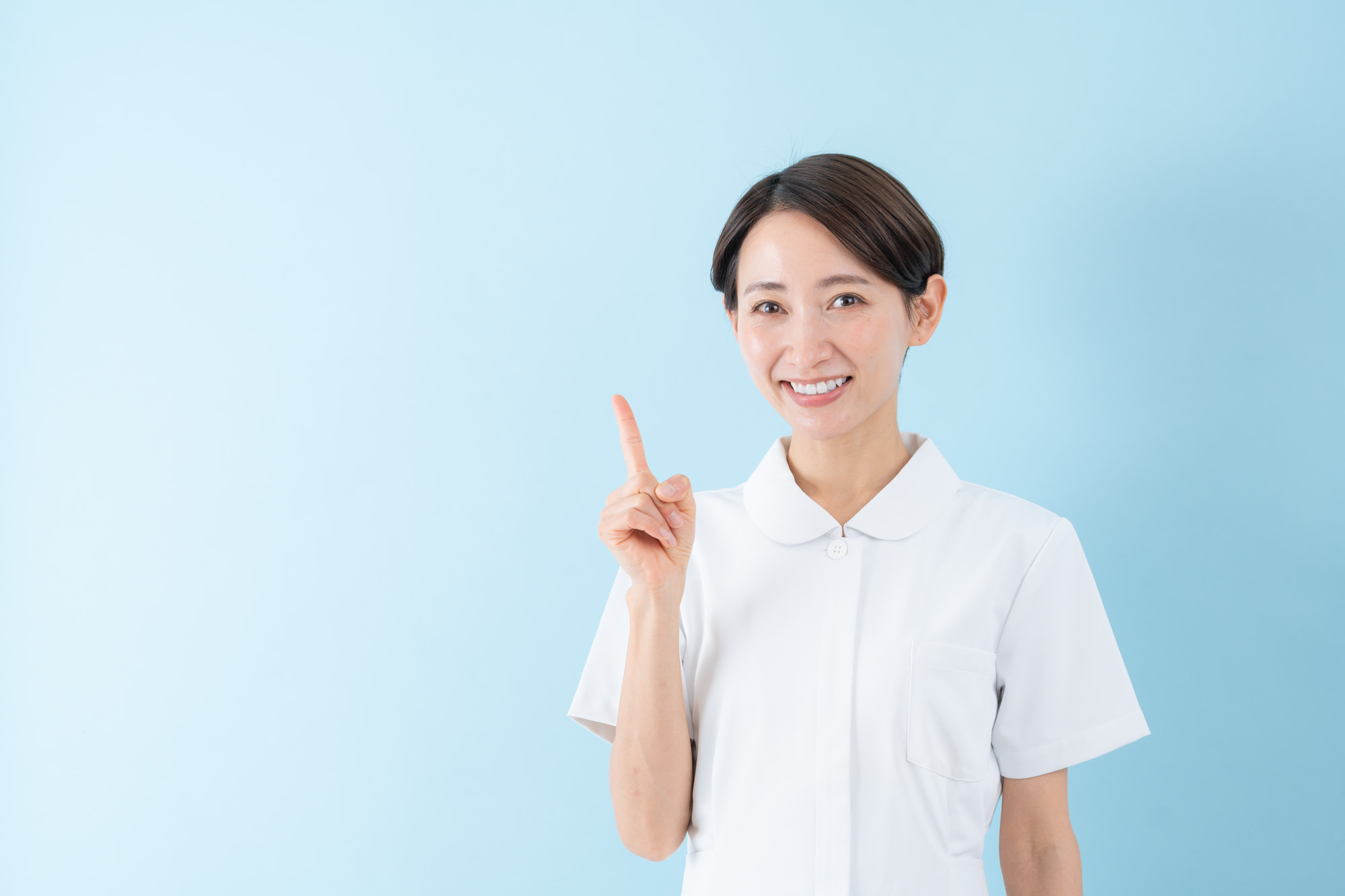 歯医者に行けない場合の応急処置について説明する女性