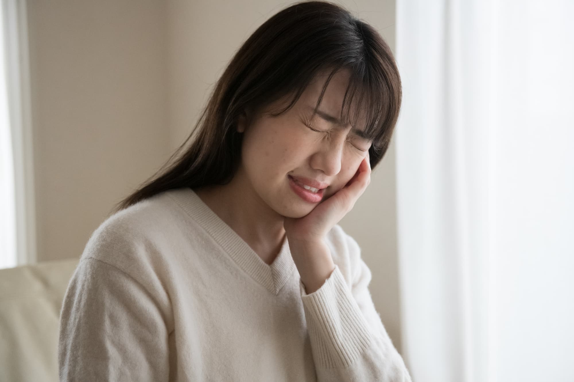 インプラント治療後に痛みが出た女性