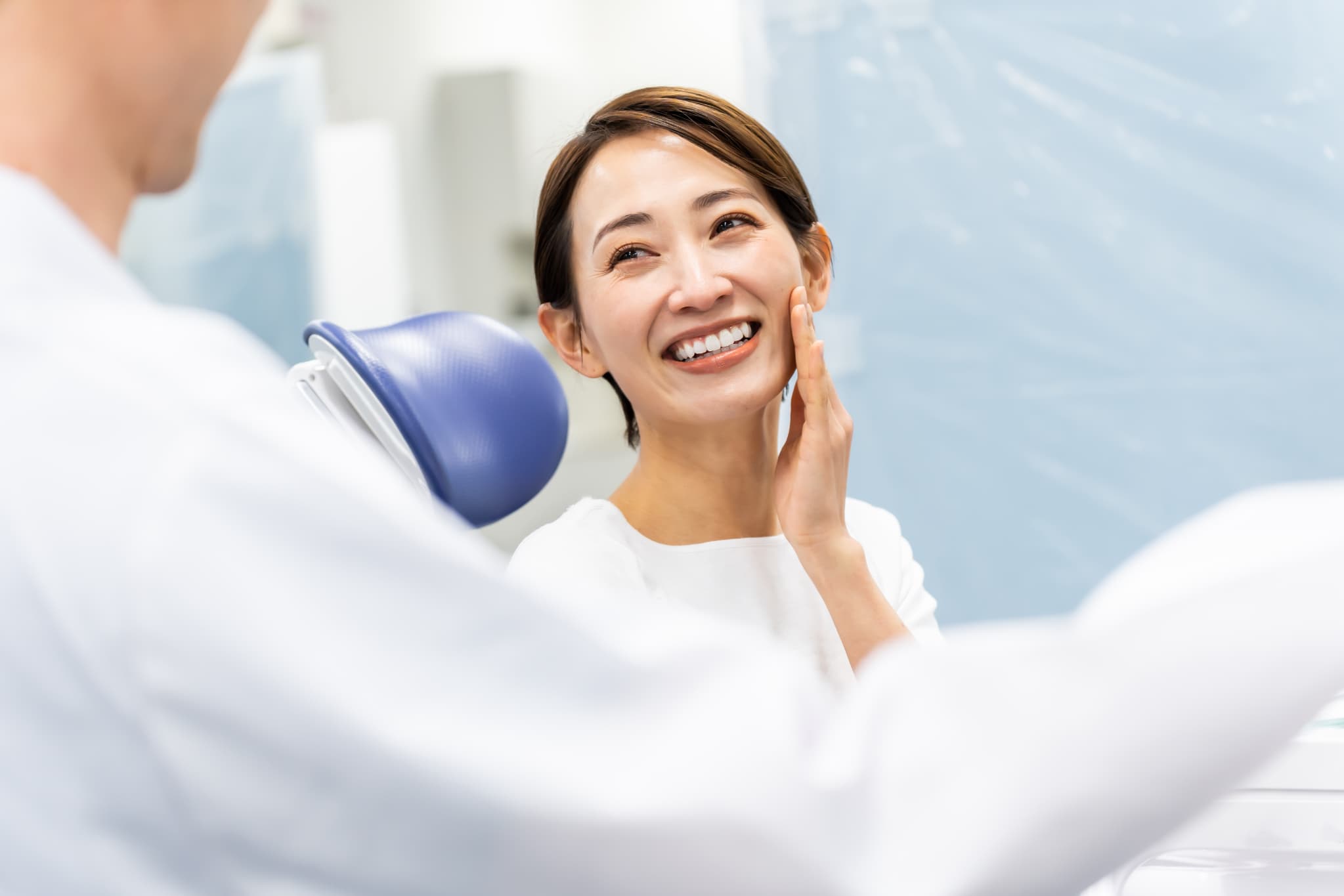 歯科医院で親知らずの相談をする女性