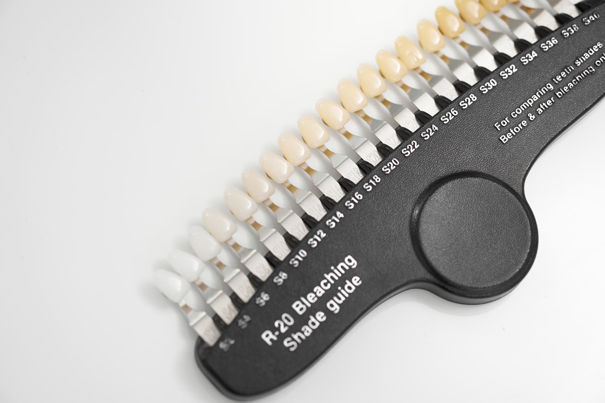 ホワイトニングに使用するシェードガイド