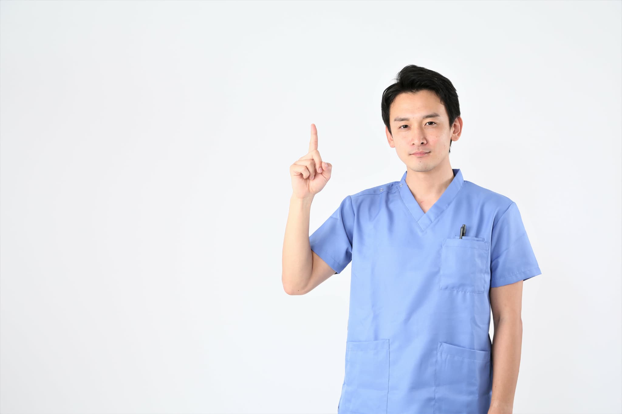 根管治療の種類を紹介する歯科医師の男性