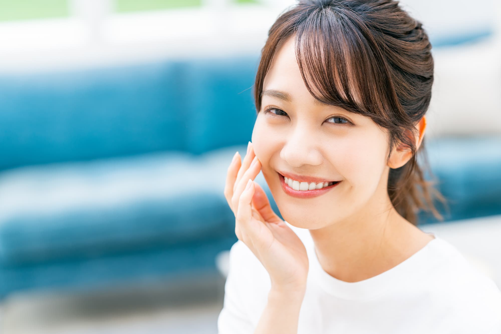 インプラント治療を終えて嬉しそうに笑う女性