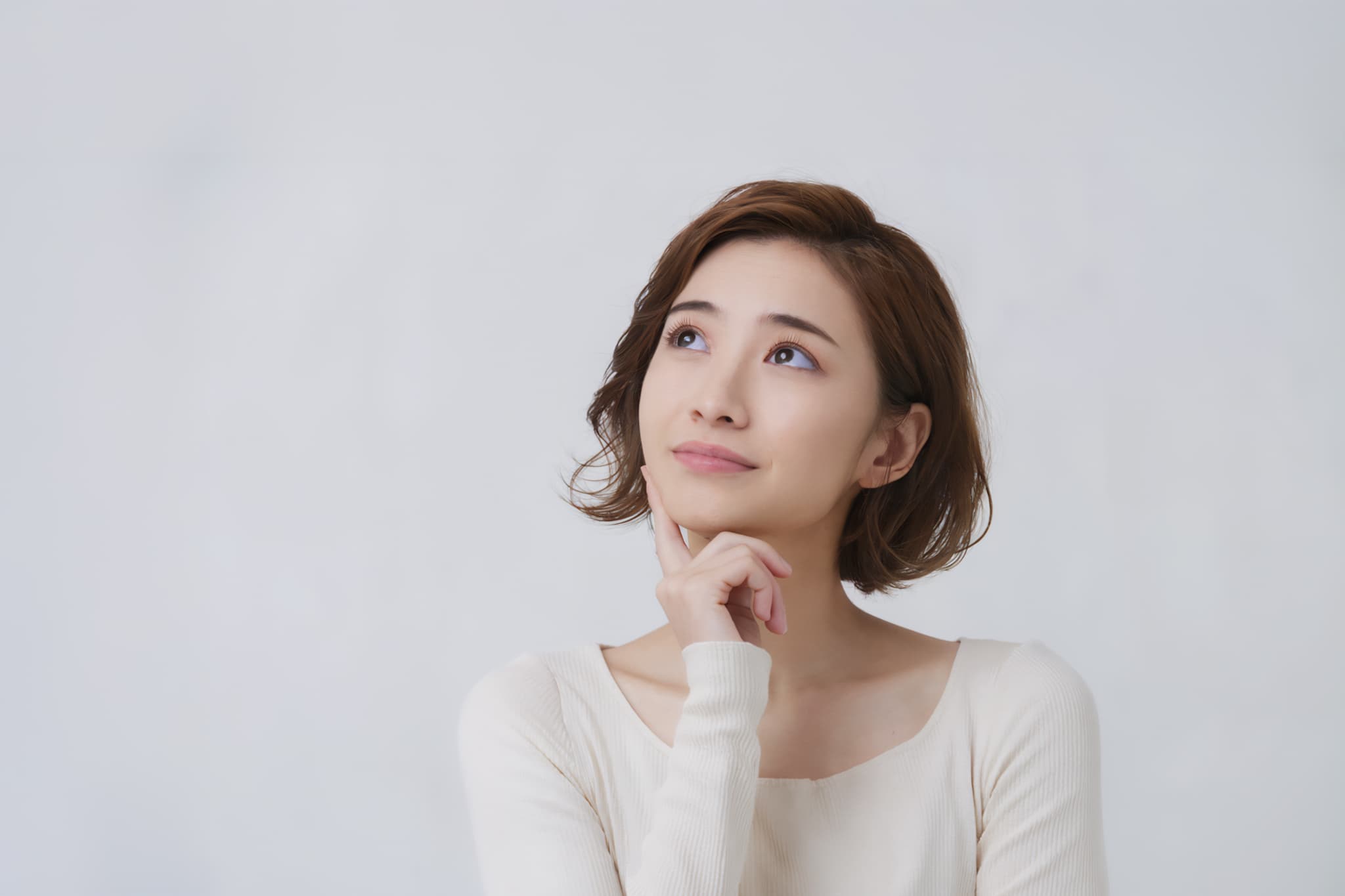 ホワイトニングとはどんな処置をするのか考える女性