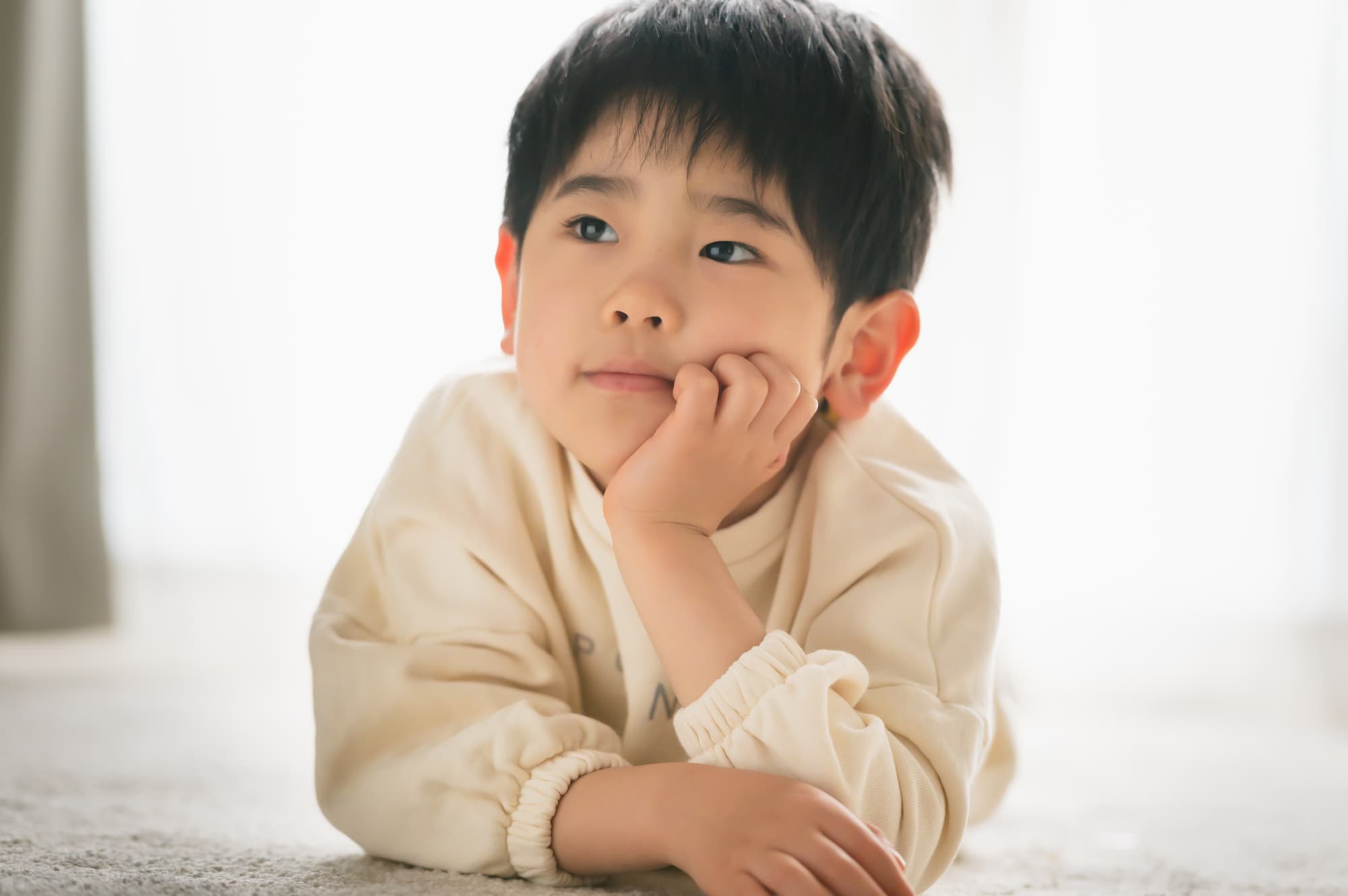 頬杖が癖の男の子