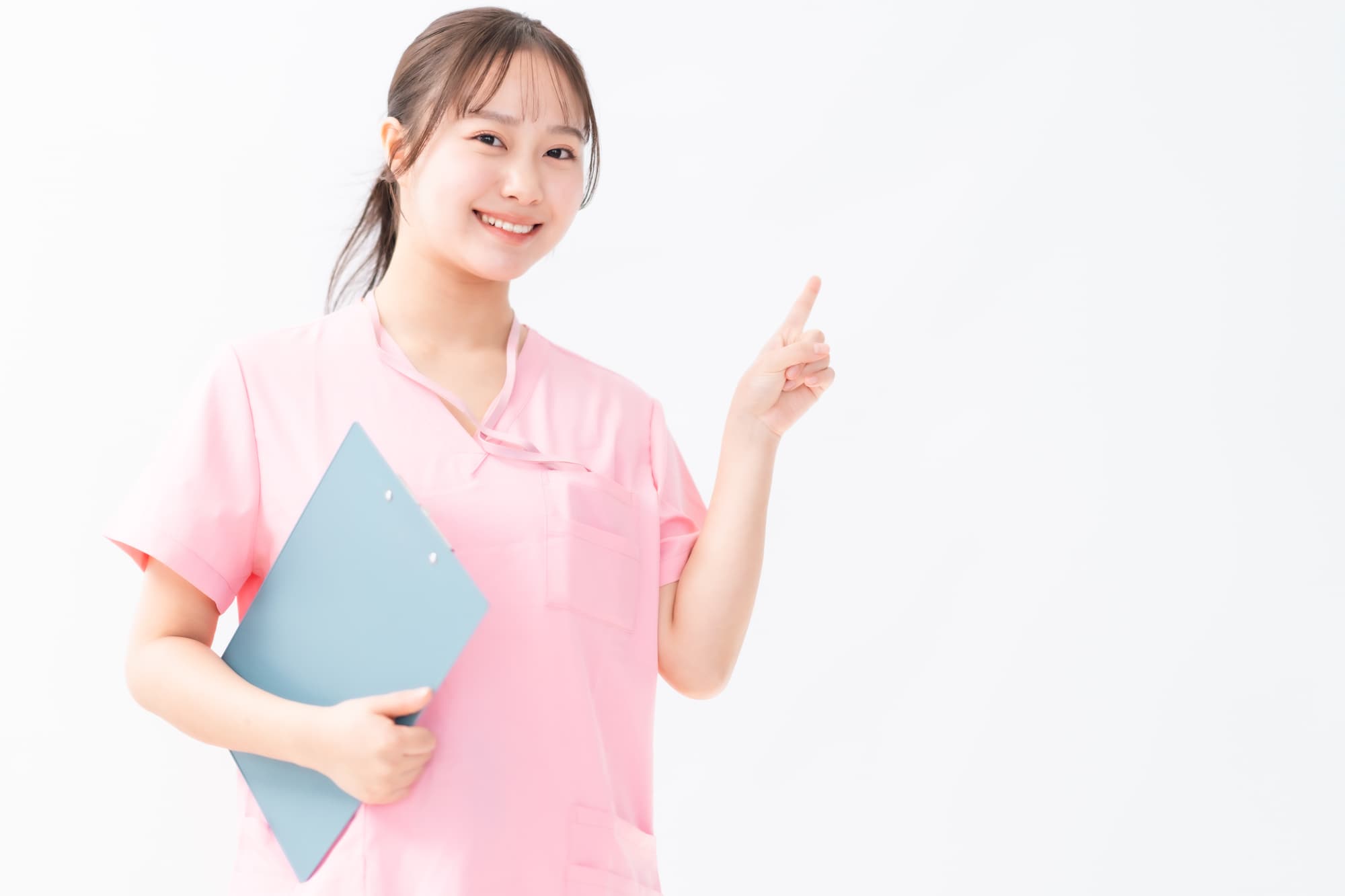 矯正を検討したほうがよい子どもの歯並びを紹介する歯科衛生士の女性