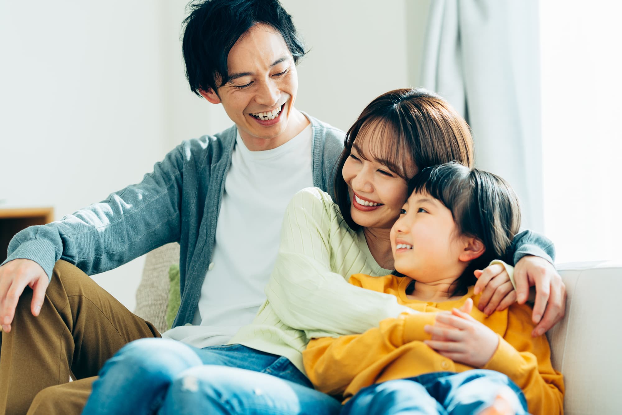 リビングで寛ぐ笑顔の家族