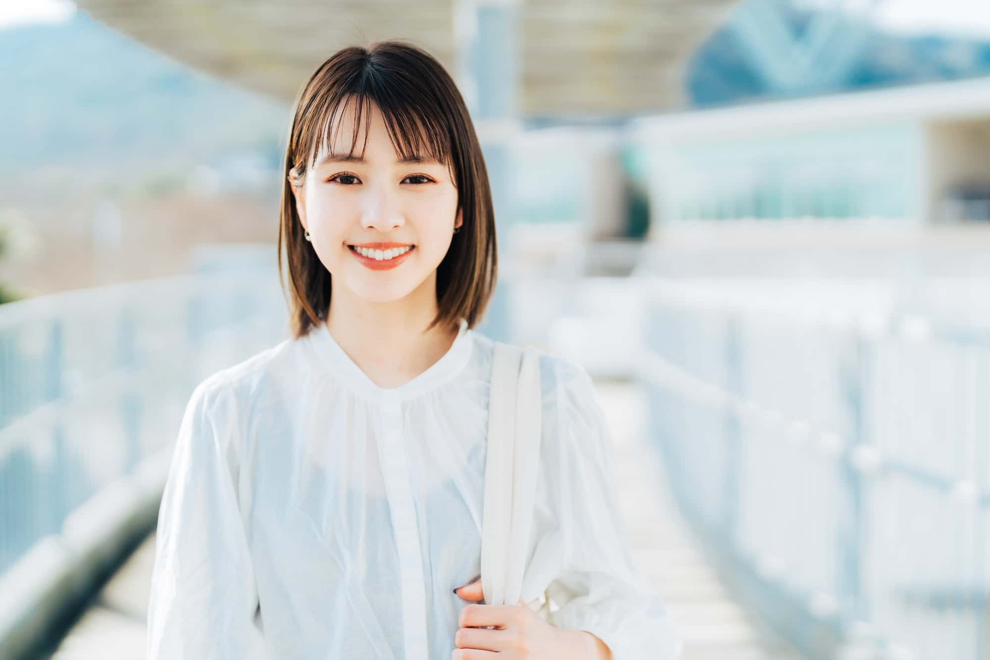 ワイヤー矯正をした美しい歯ならびの女性
