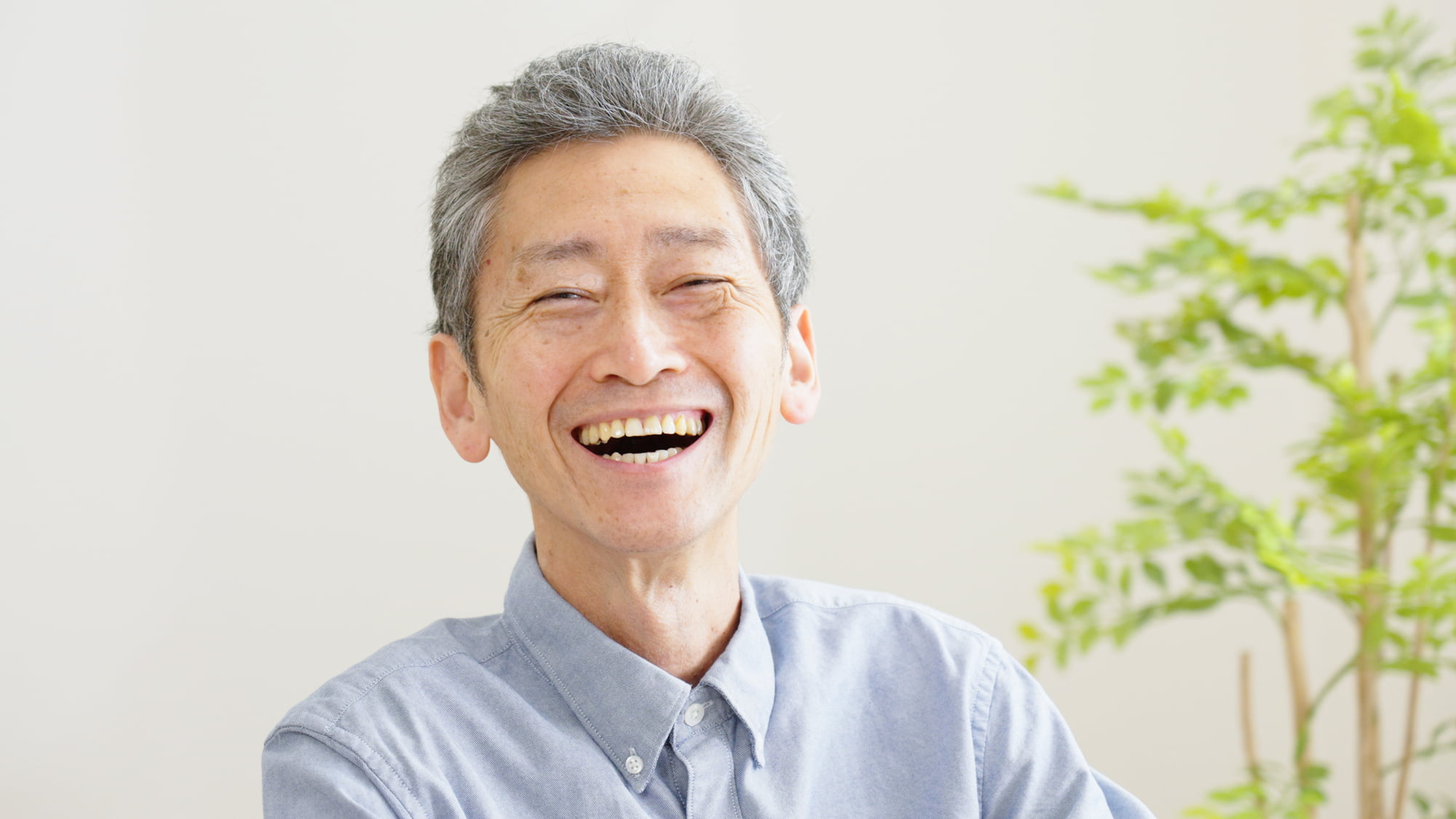 インプラント治療を受けて笑顔の高齢男性