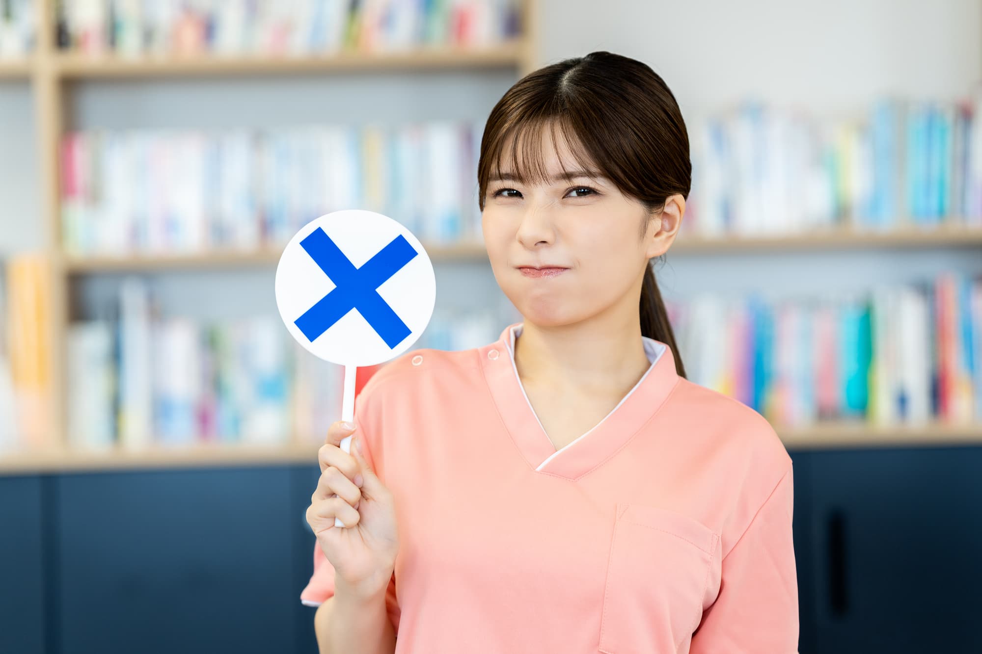 インプラント治療を受けられないケースを説明する女性