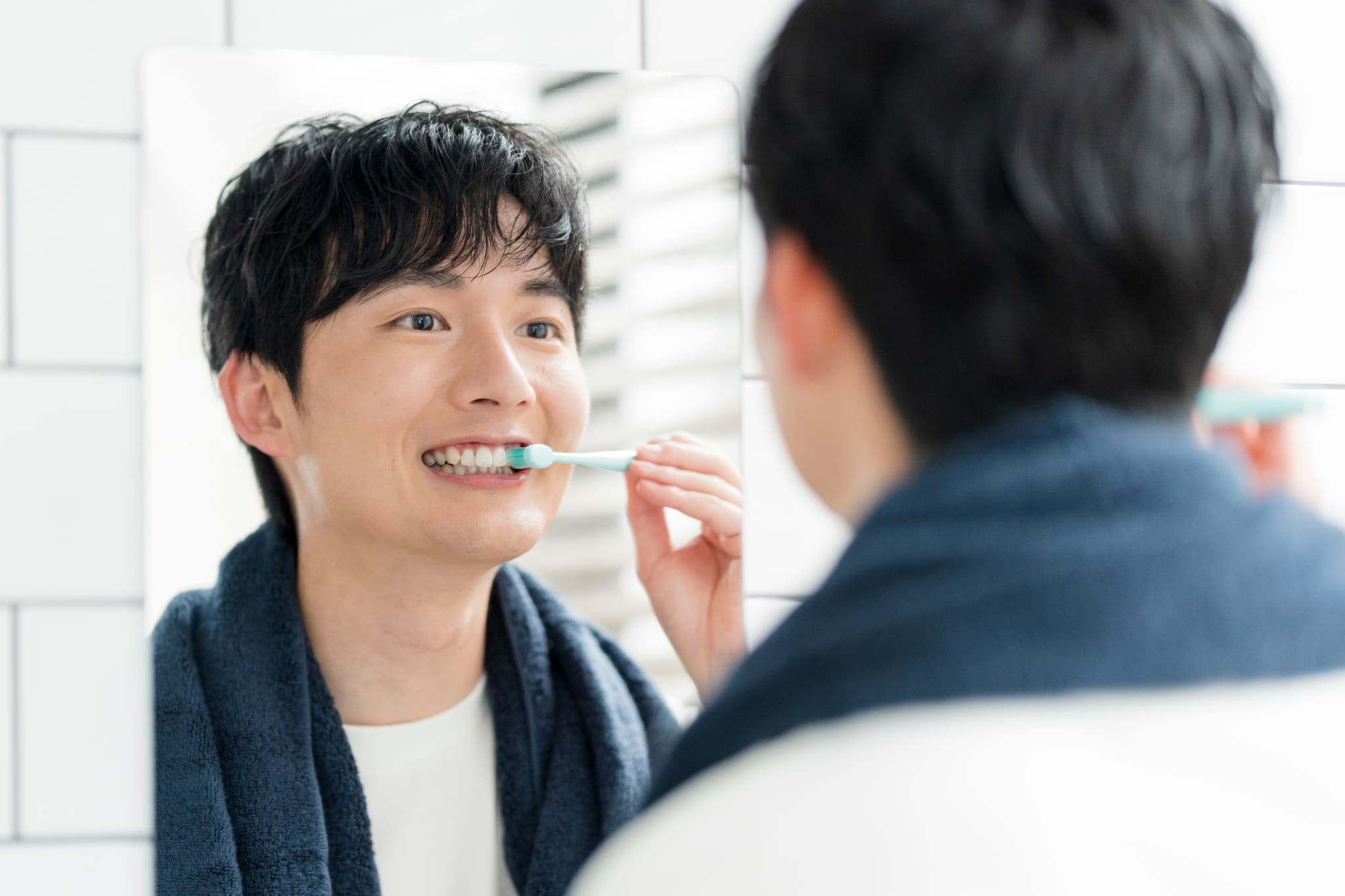 歯周病の予防で丁寧に歯みがきをする男性