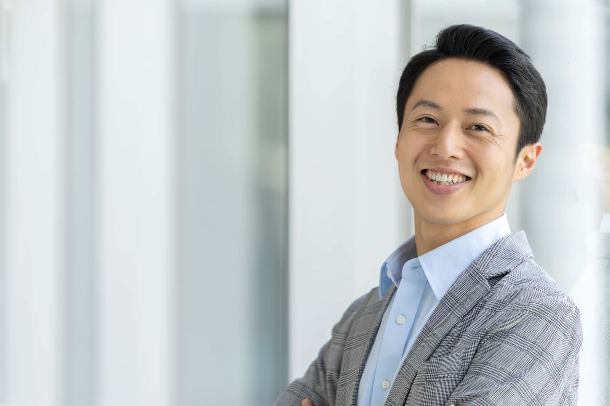 歯周病を予防して笑顔の男性