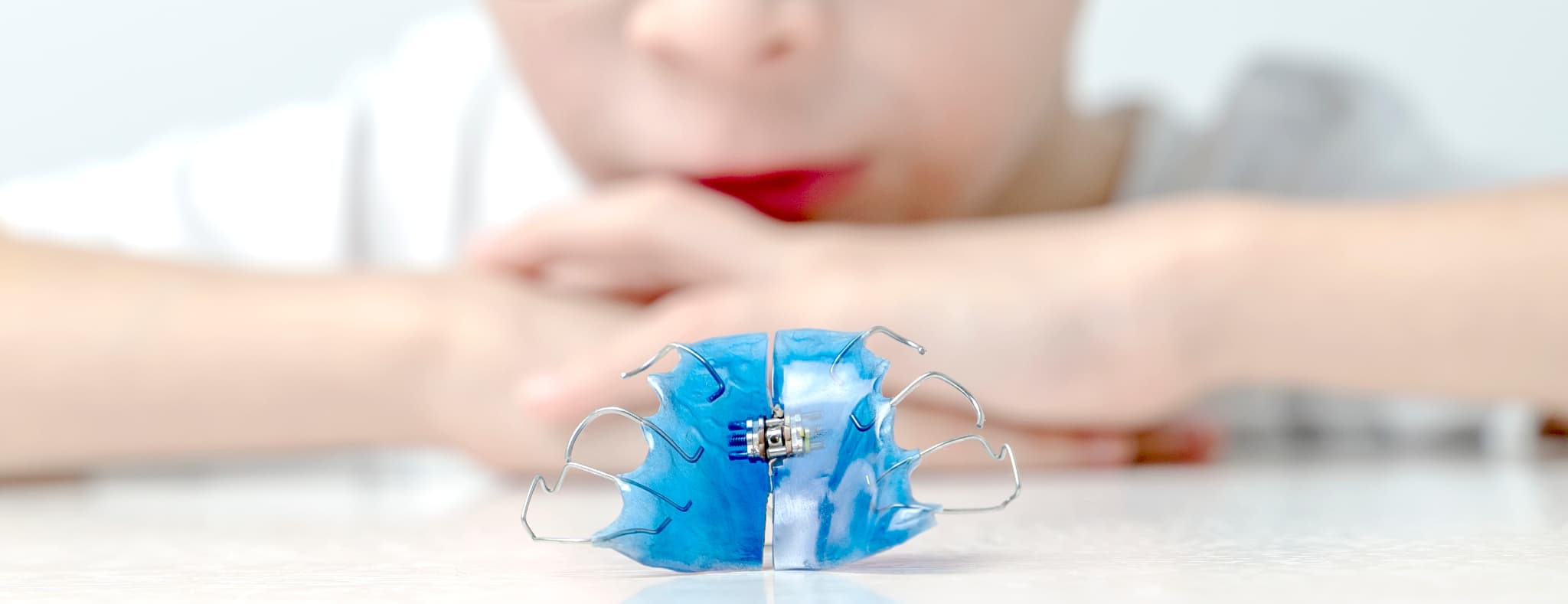 床矯正で痛みを感じるのはどうしてなのか考える子ども