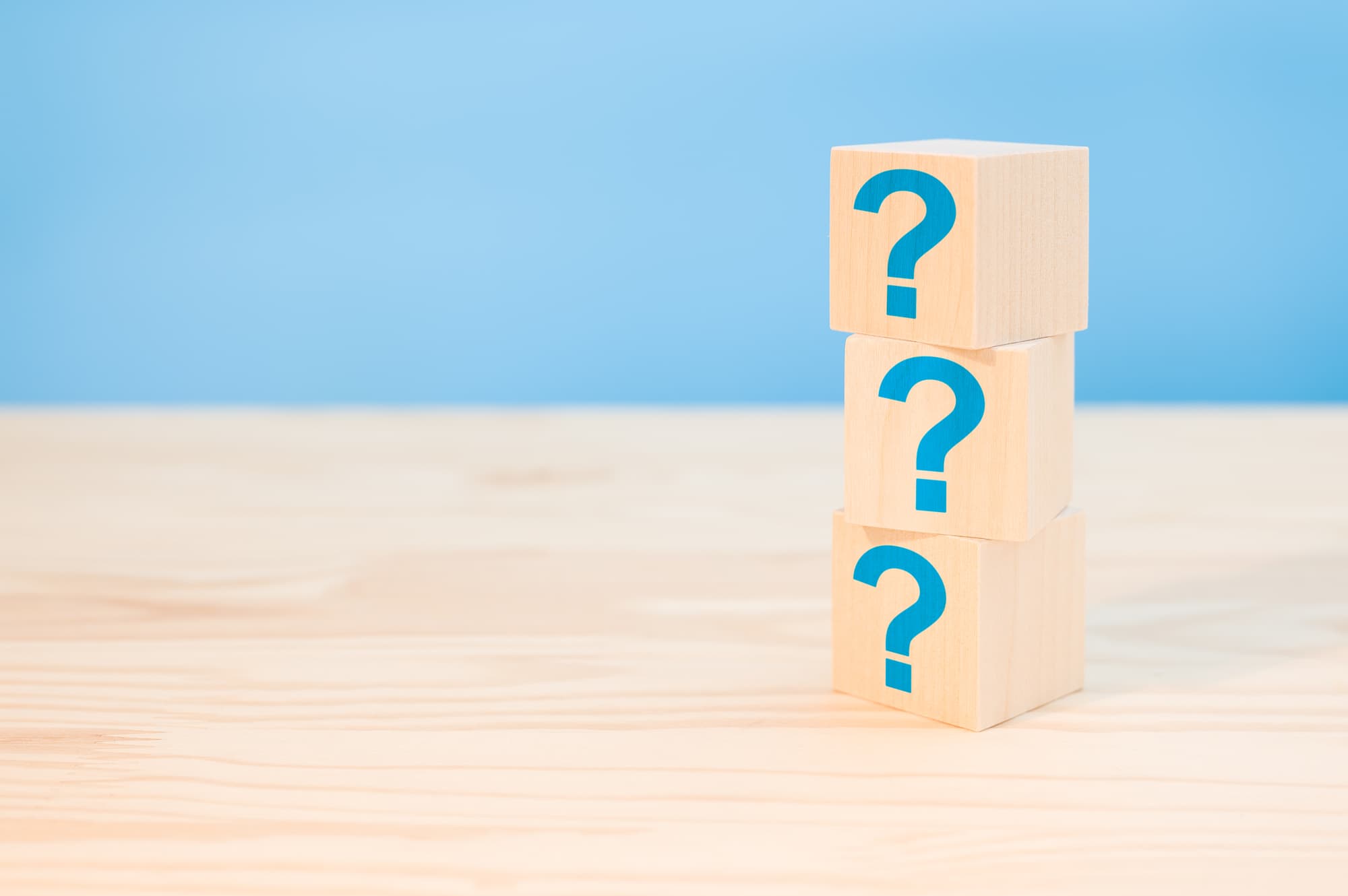 クエスチョンマークが描かれた3個のブロック