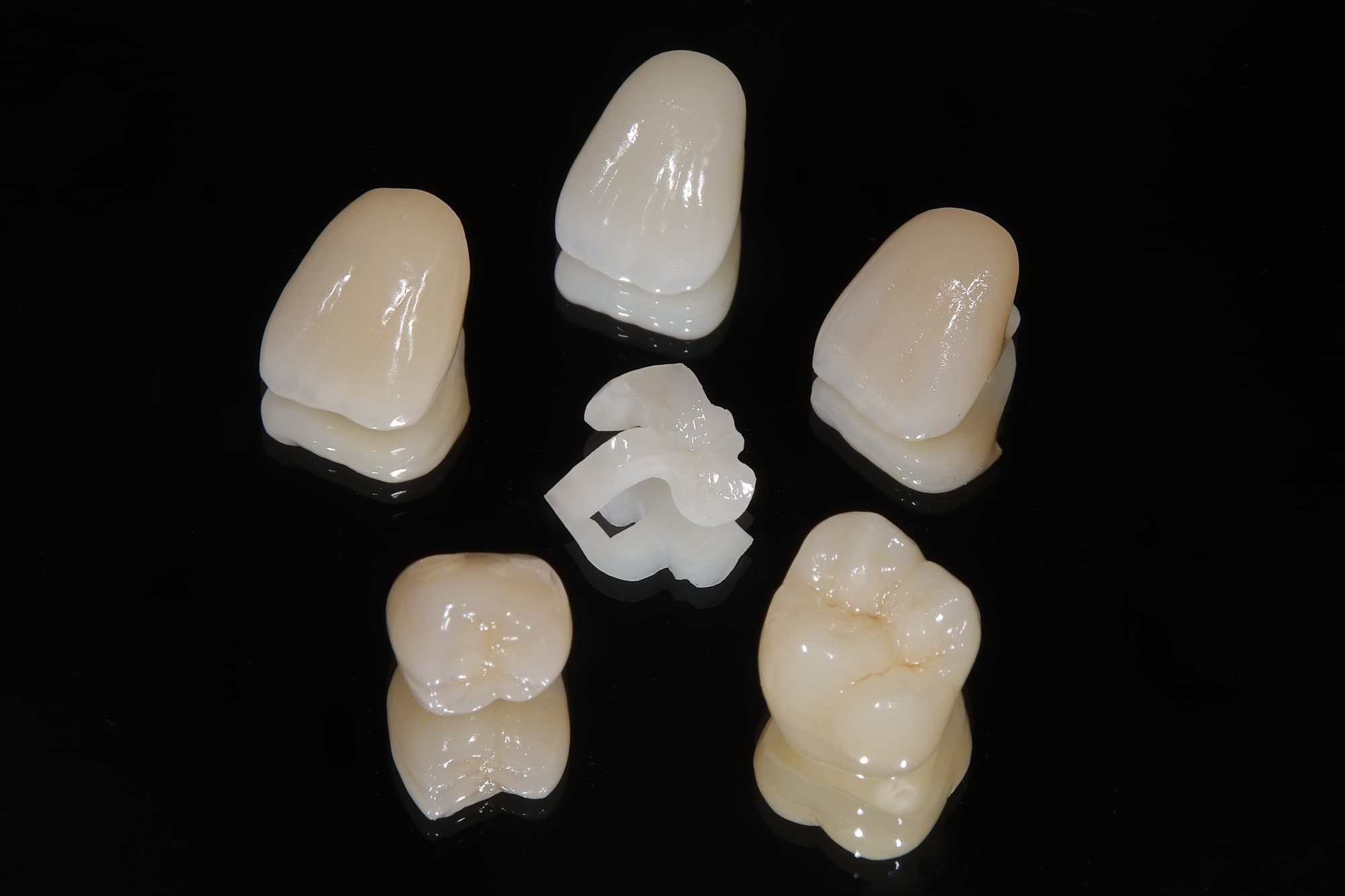 様々な素材や形のセラミックの歯