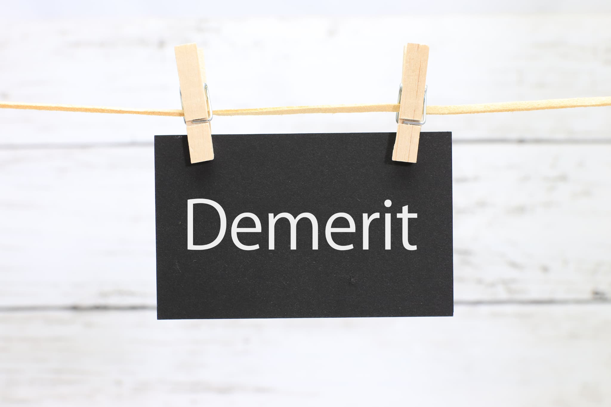 マウスピース矯正ですきっ歯を治すデメリットのイメージ