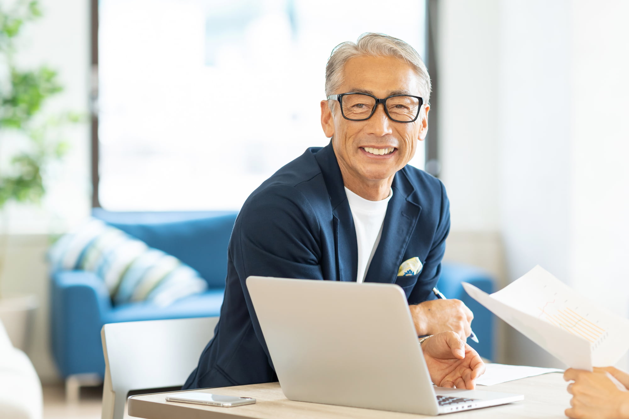 仕事に励む笑顔の男性