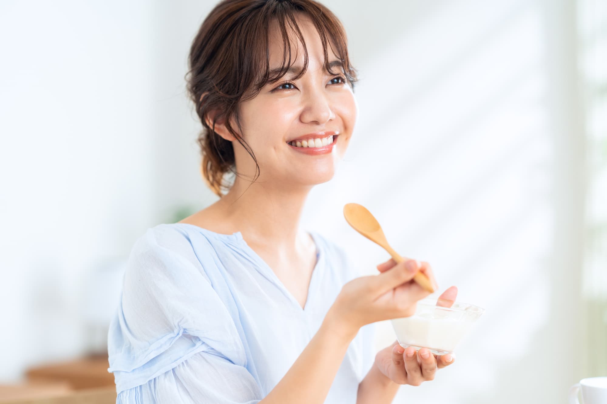 根管治療を終えて食事を楽しむ女性