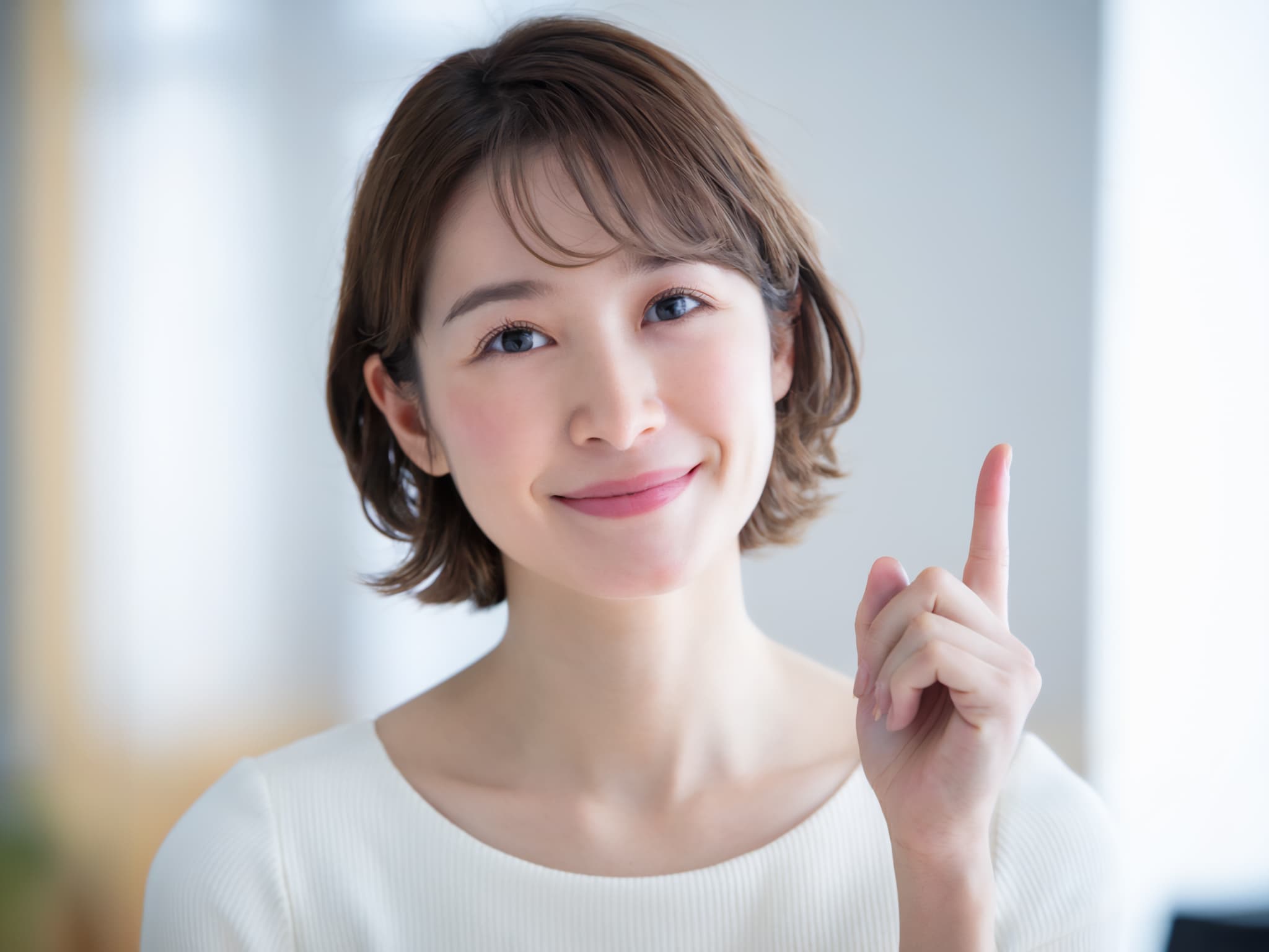 根管治療後の食事で気をつけることを伝える女性