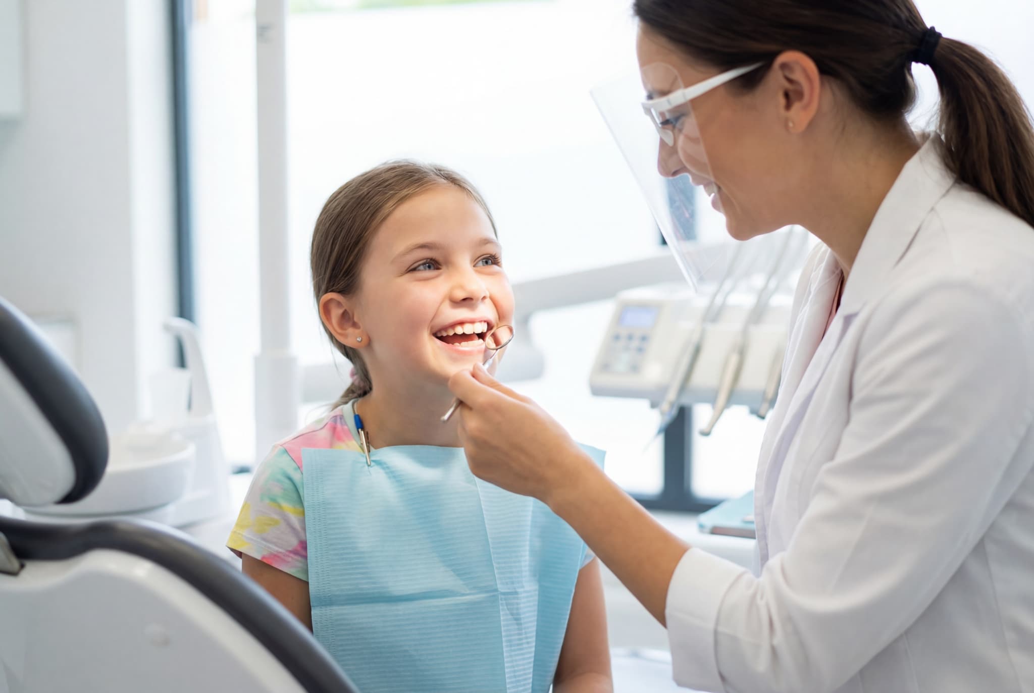 すきっ歯の治療を終えて笑顔を見せる女の子
