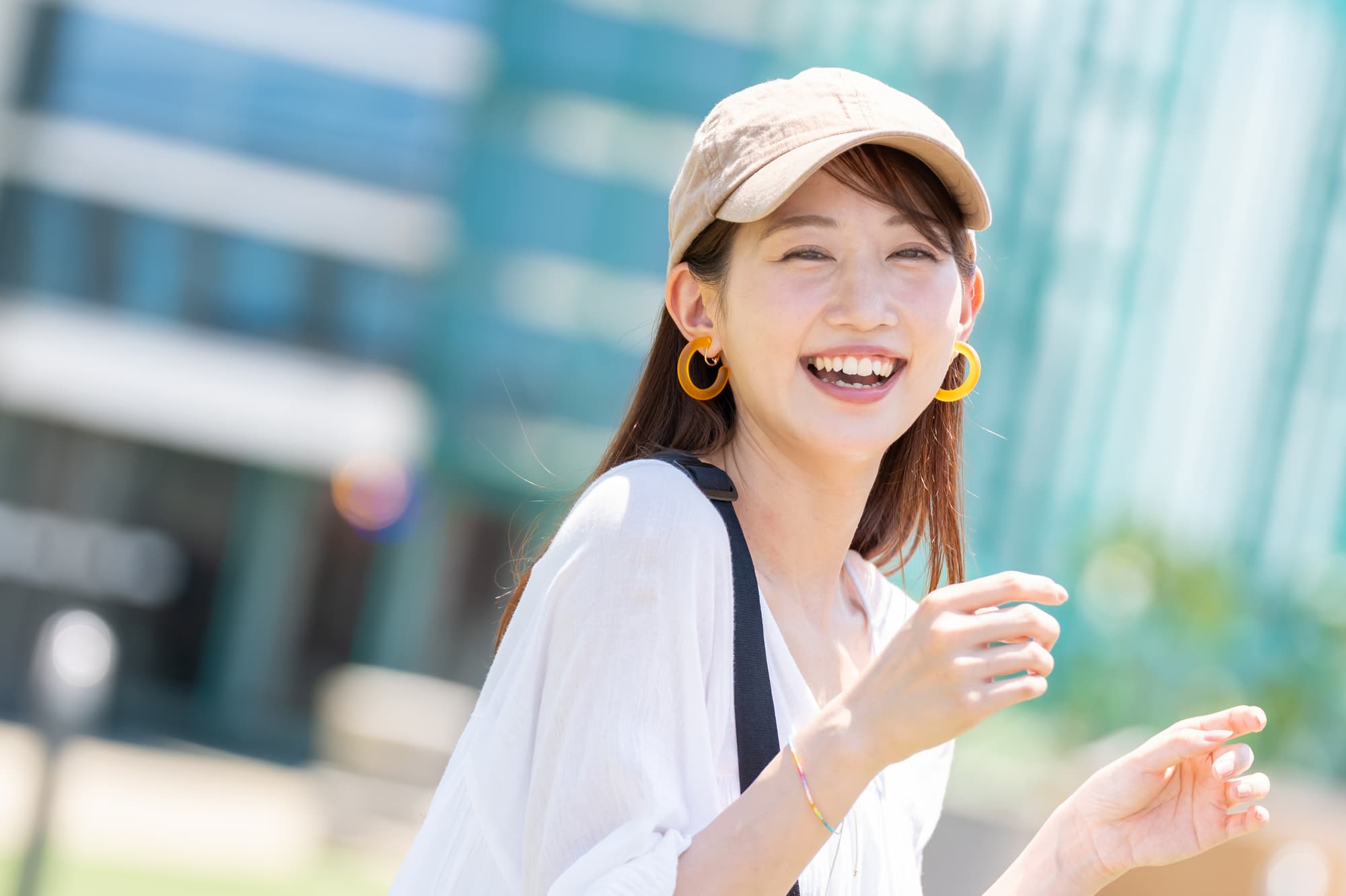 横向きに生えた親知らずを抜いて痛みがなくなり笑顔の女性