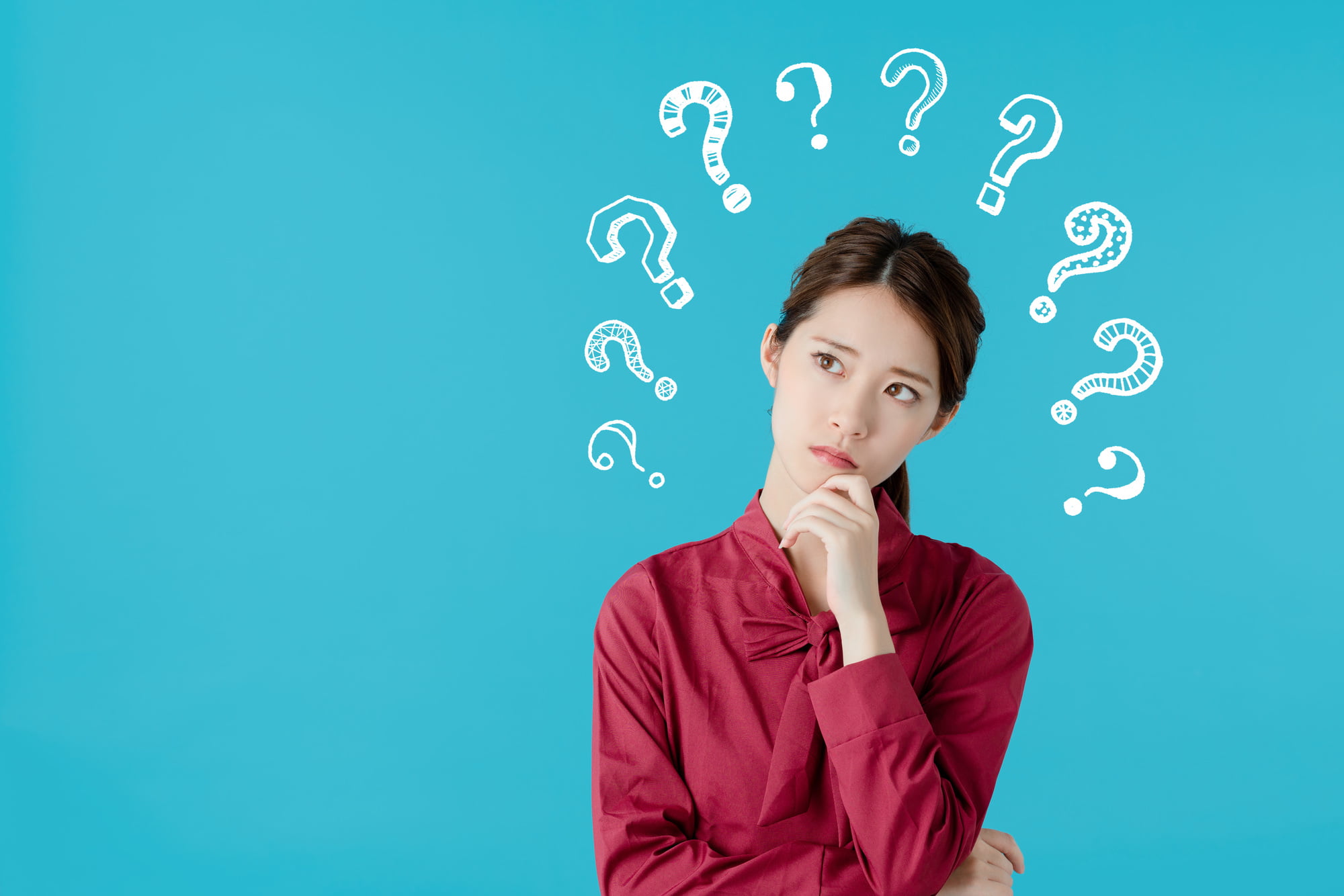 横向きに生えた親知らずは抜いたほうがよいのか考える女性