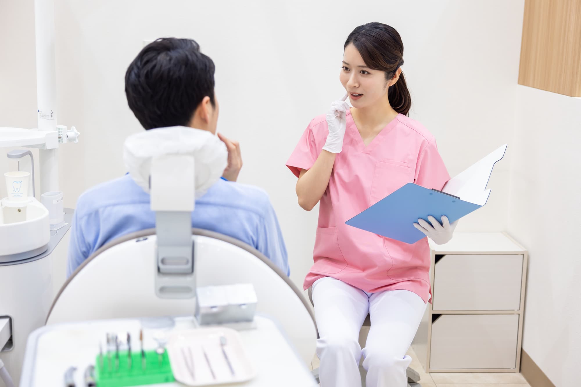 親知らずが痛み歯科医院を受信した男性