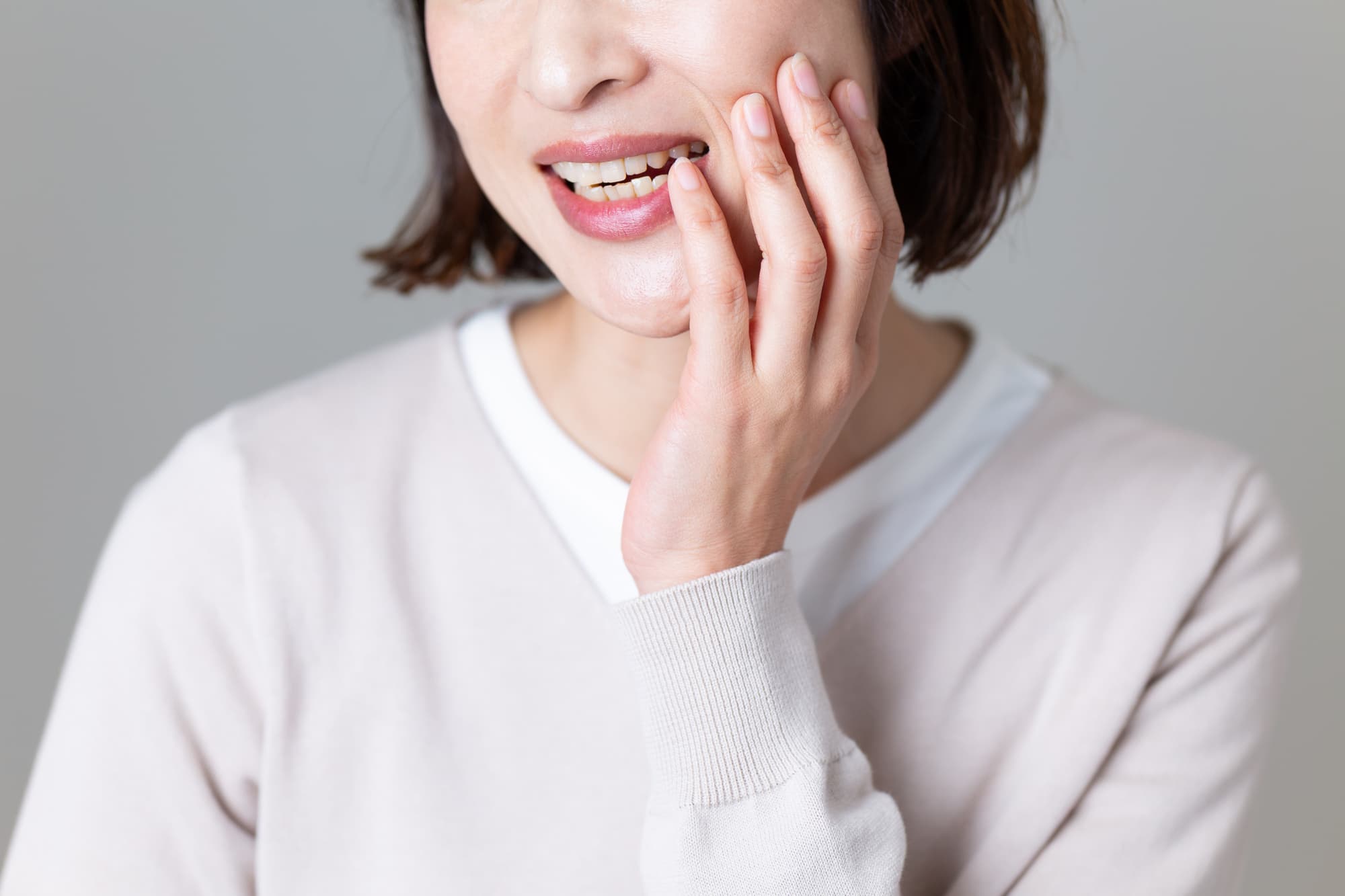 親知らずが痛む女性