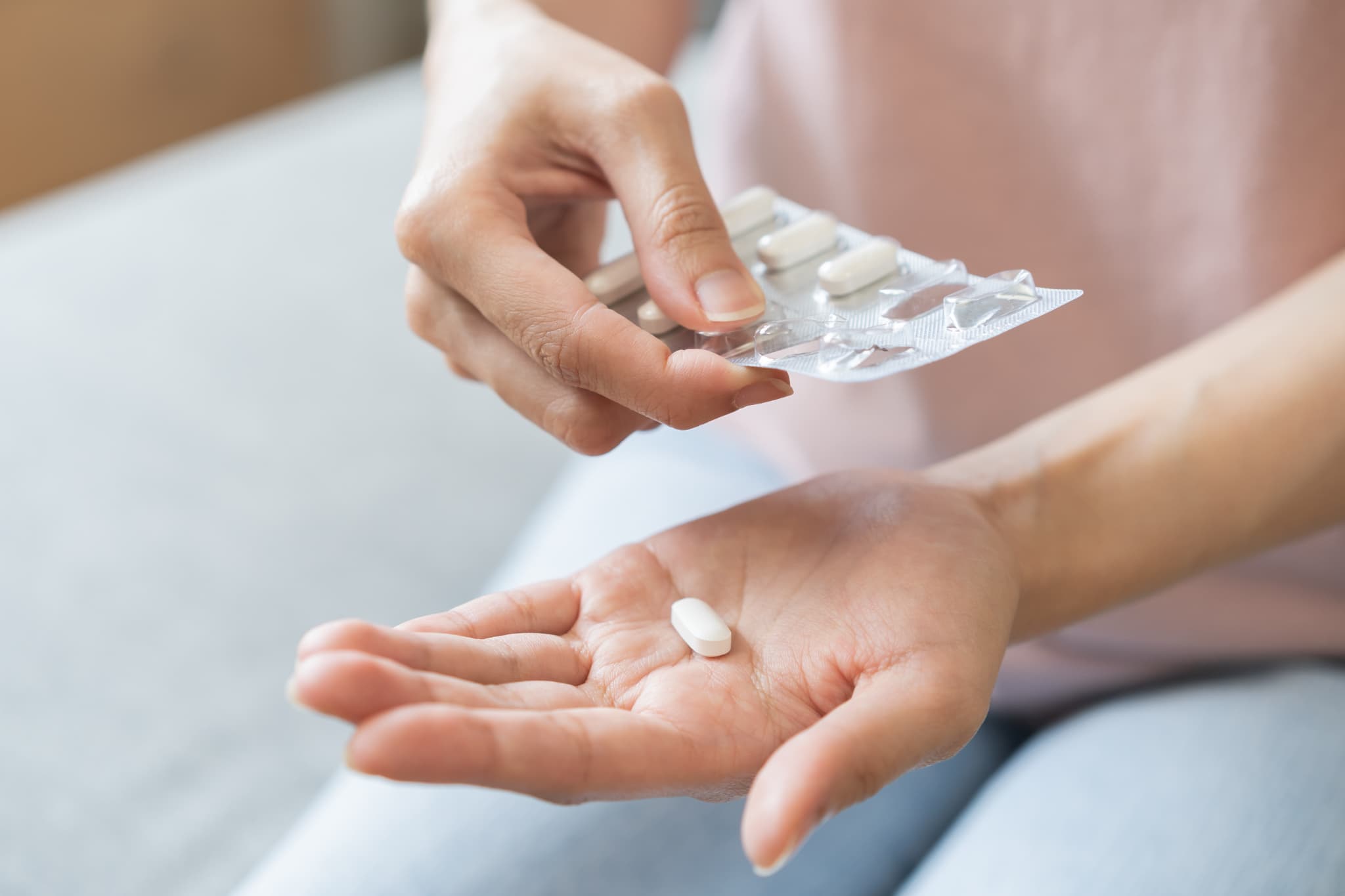 鎮痛剤を服用する様子