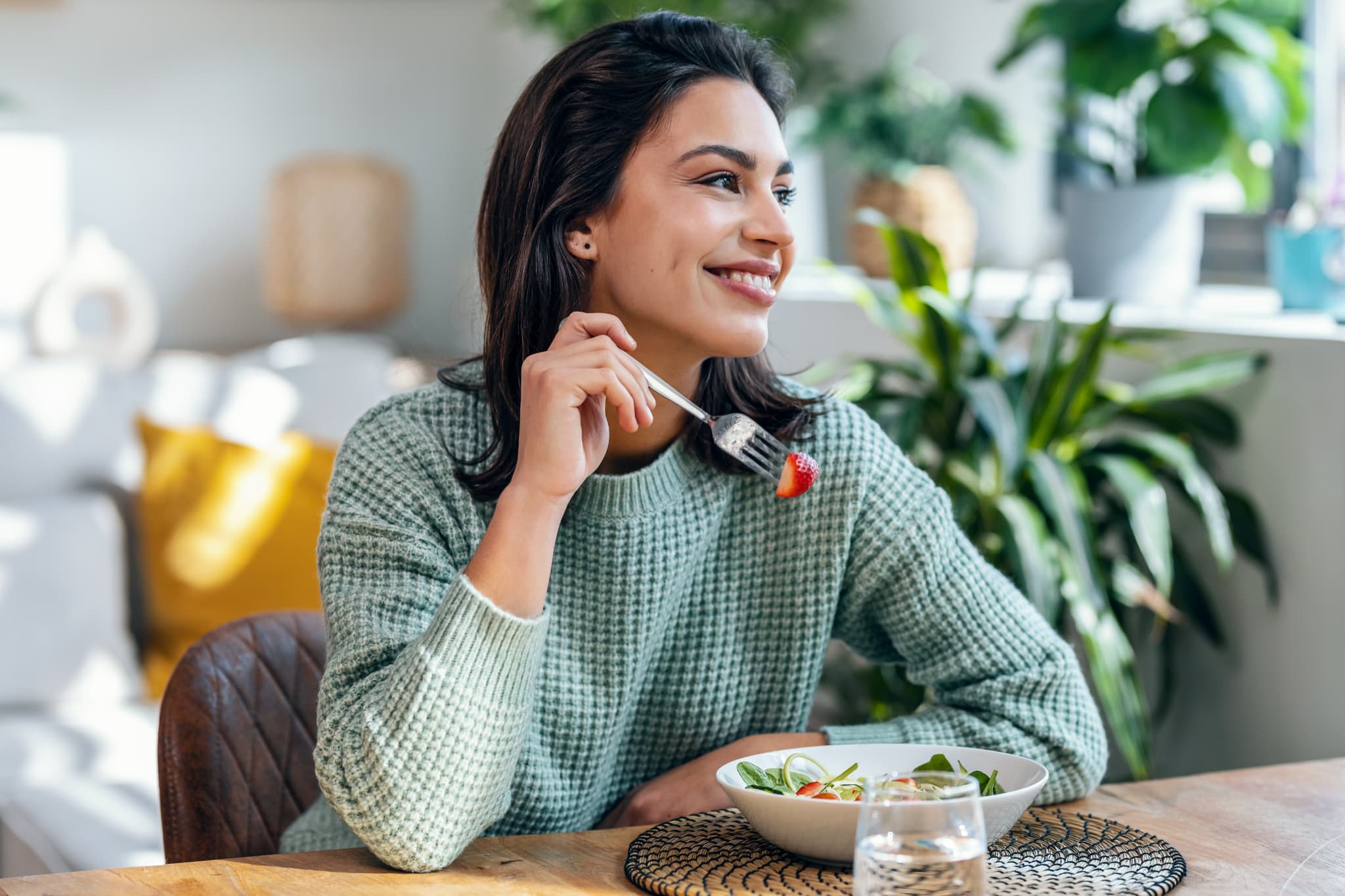 インプラント治療をして食事を楽しむ女性