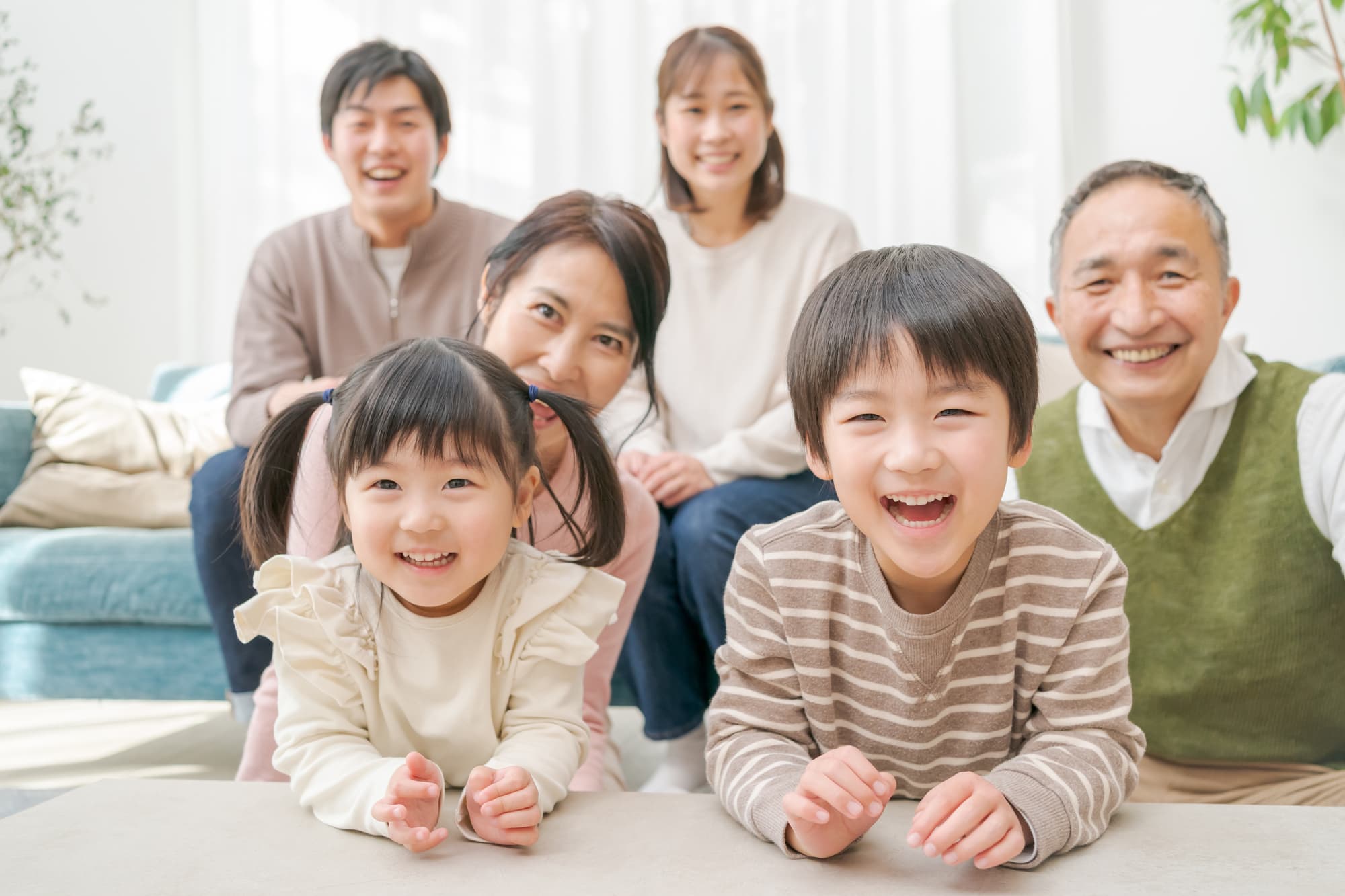 マイオブレースで整った歯並びになった子どもに喜ぶ家族