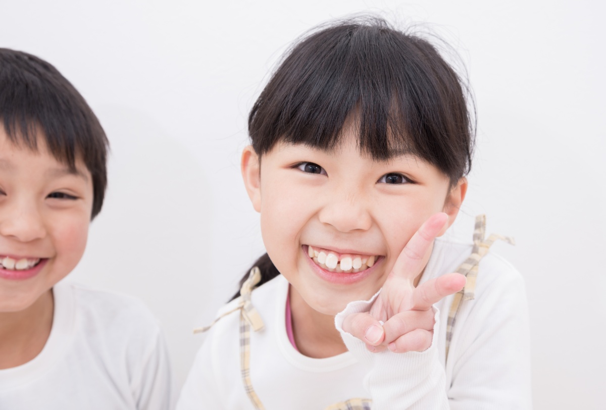 笑顔の出っ歯の子ども