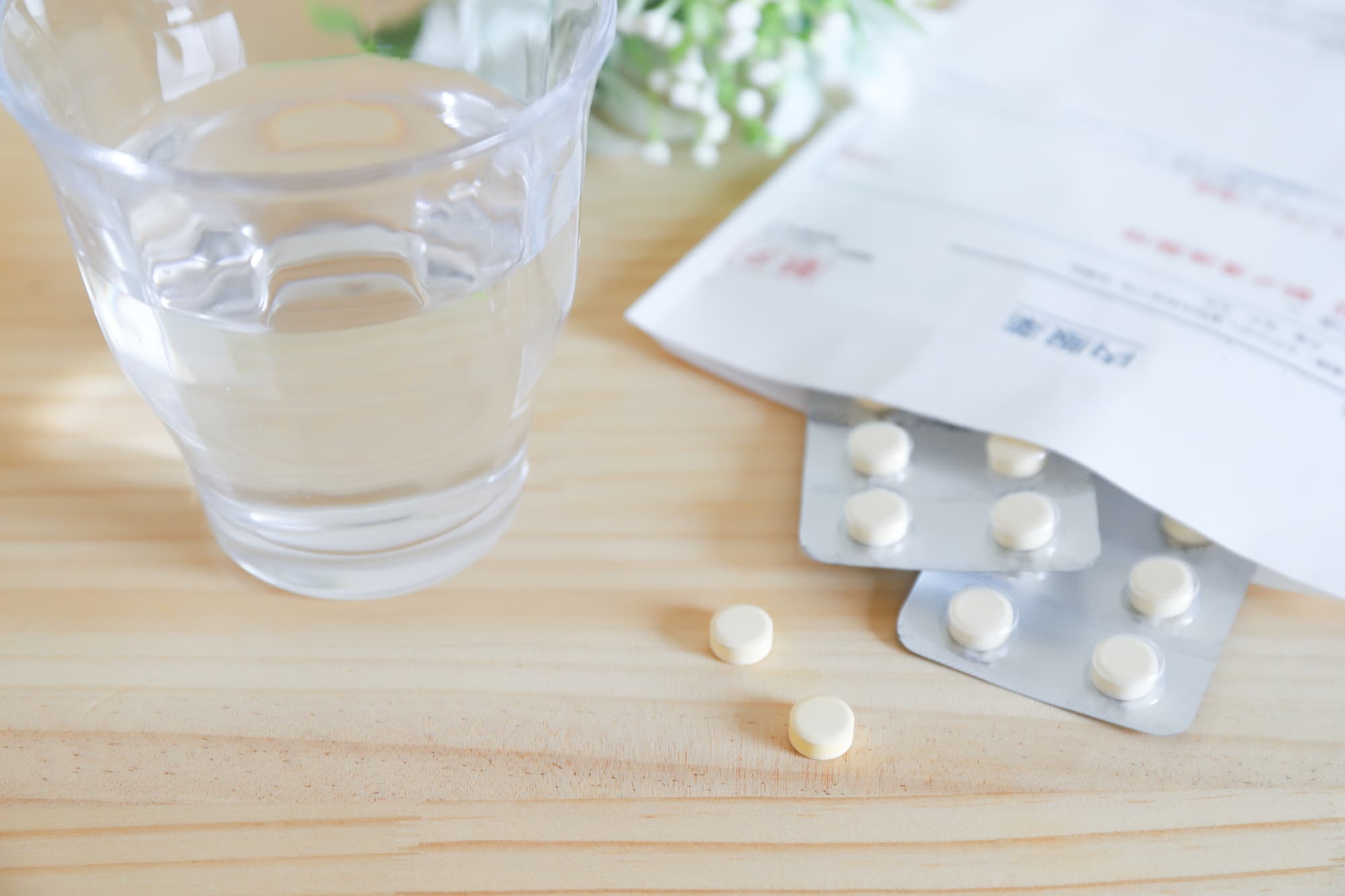 根管治療後に痛み止めを服用する様子