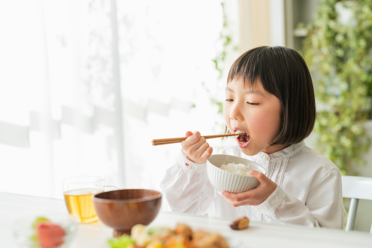 よく噛んで食事をしている子ども
