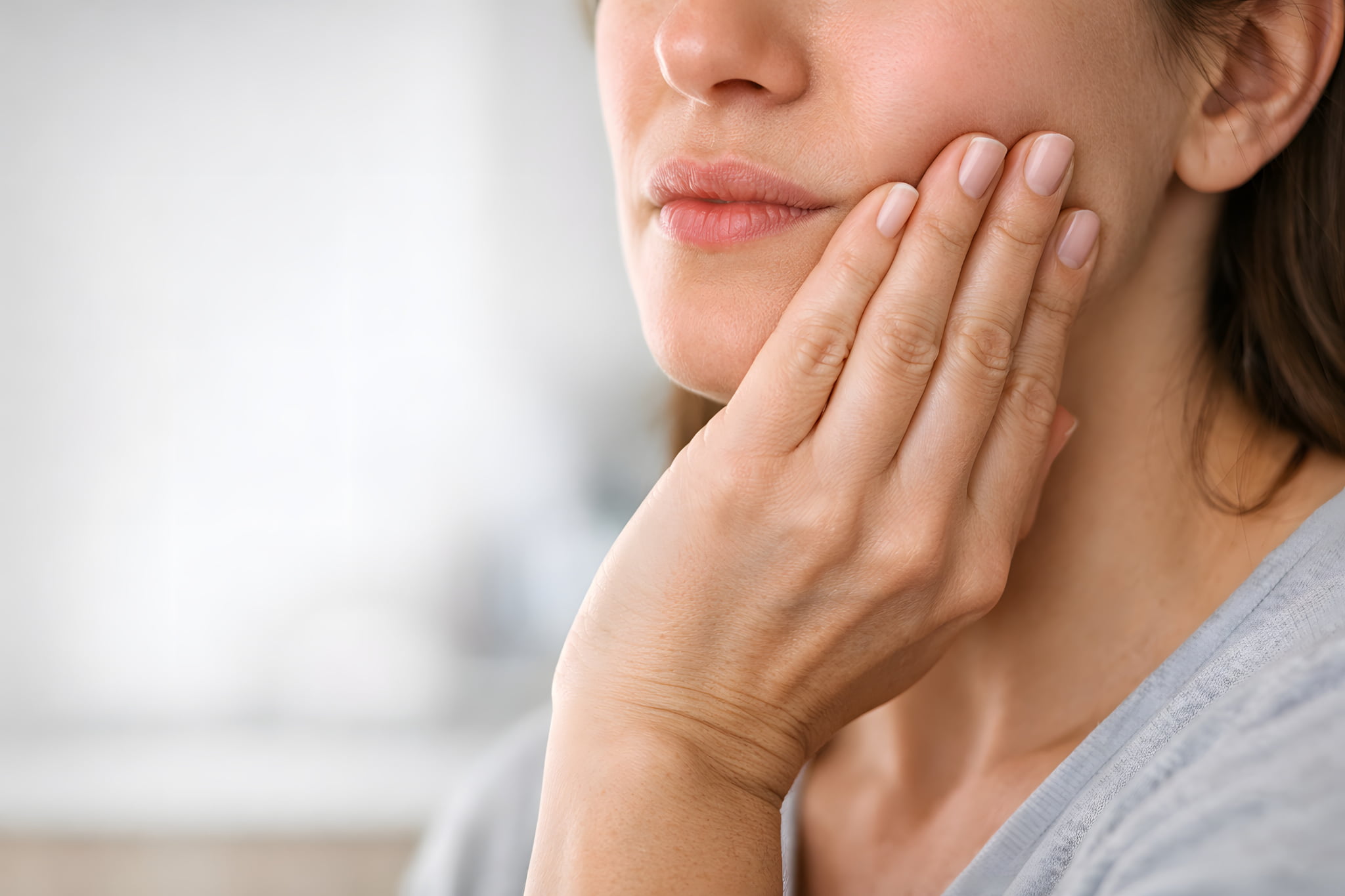 親知らずが炎症を起こして痛がる女性