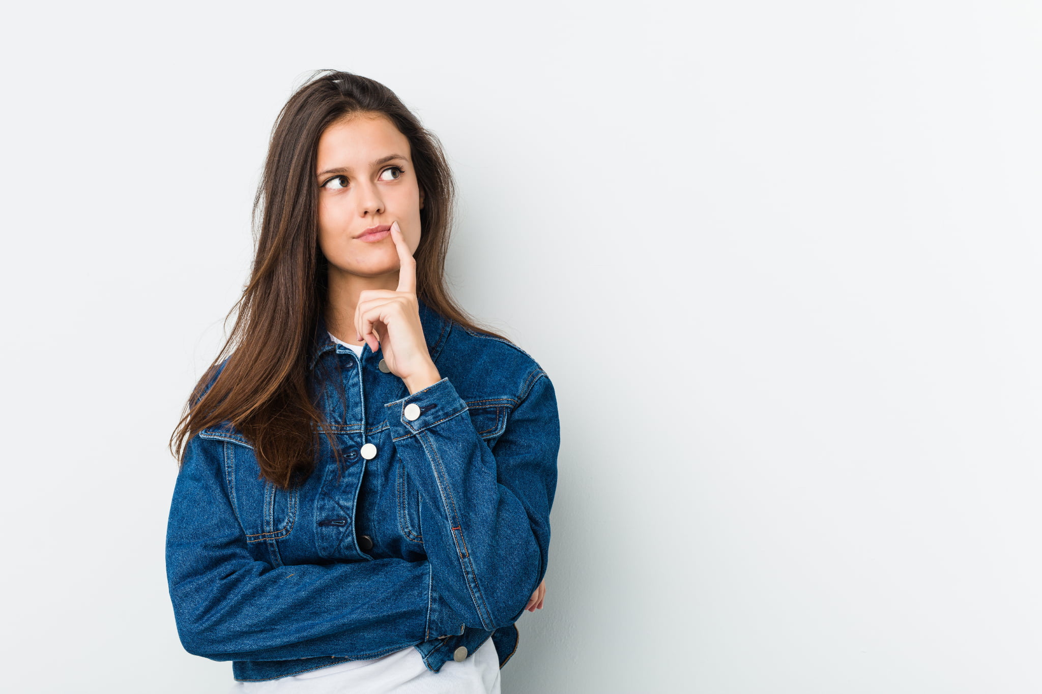 親知らずを放置するリスクについて考える女性
