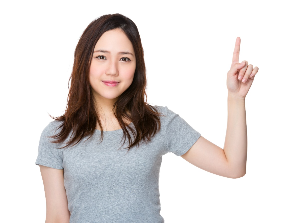 根管治療で仮蓋をする理由を説明する女性