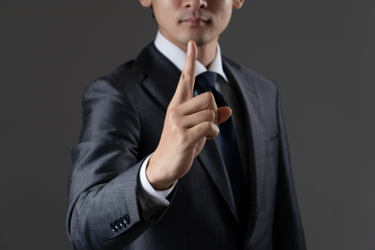 親知らずの周囲が腫れたときに自宅でできることを説明する男性