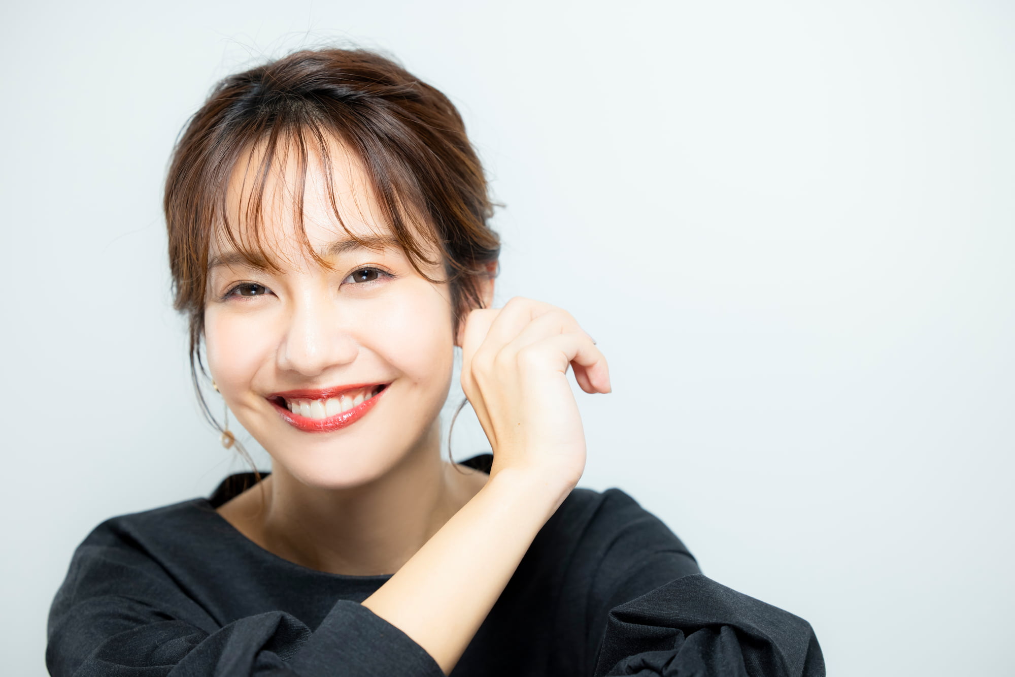 ホワイトニングに満足してほほ笑む女性