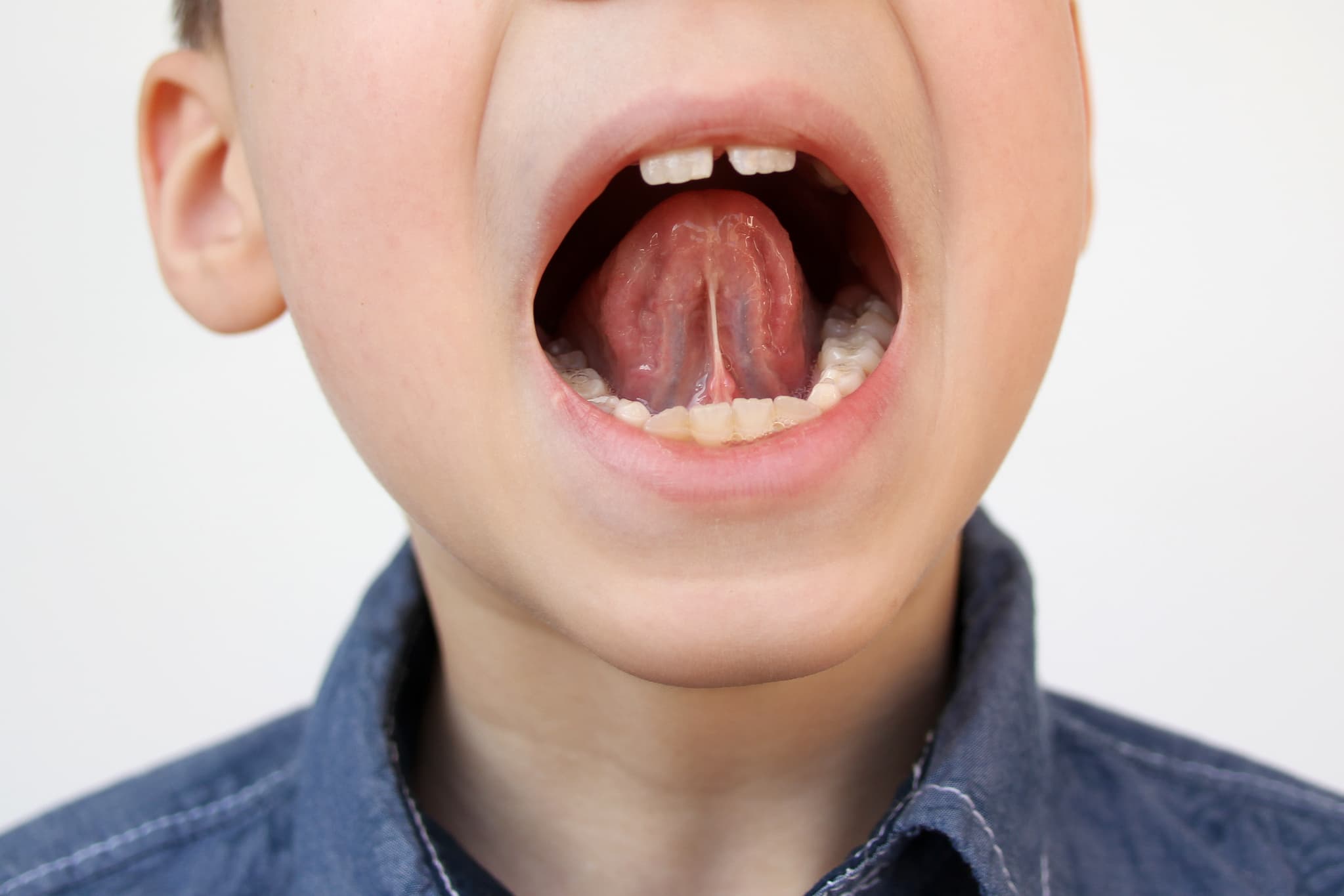 スポットポジションの練習をする男の子の口