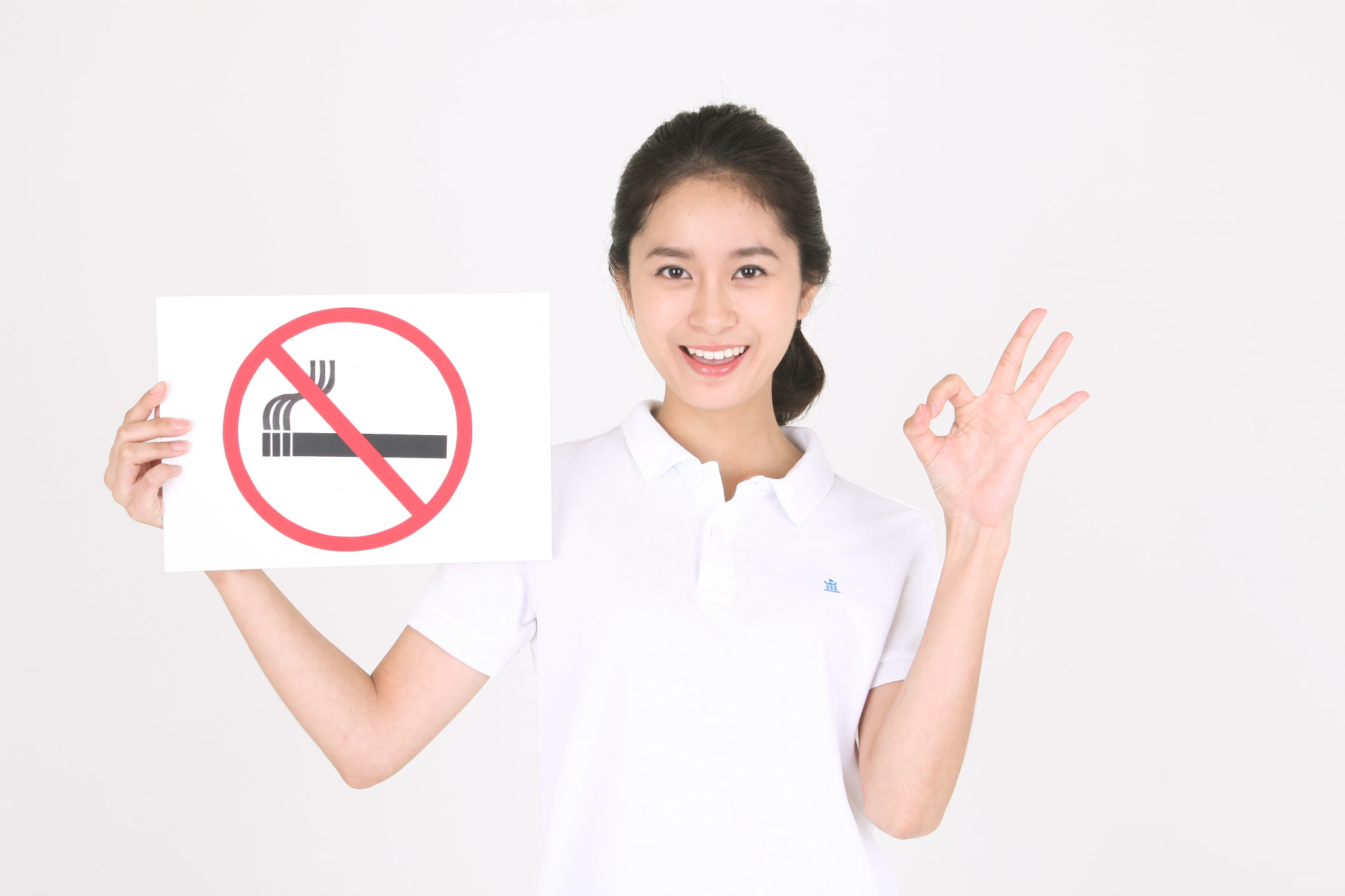 歯に着色しないように禁煙を進める歯科助手