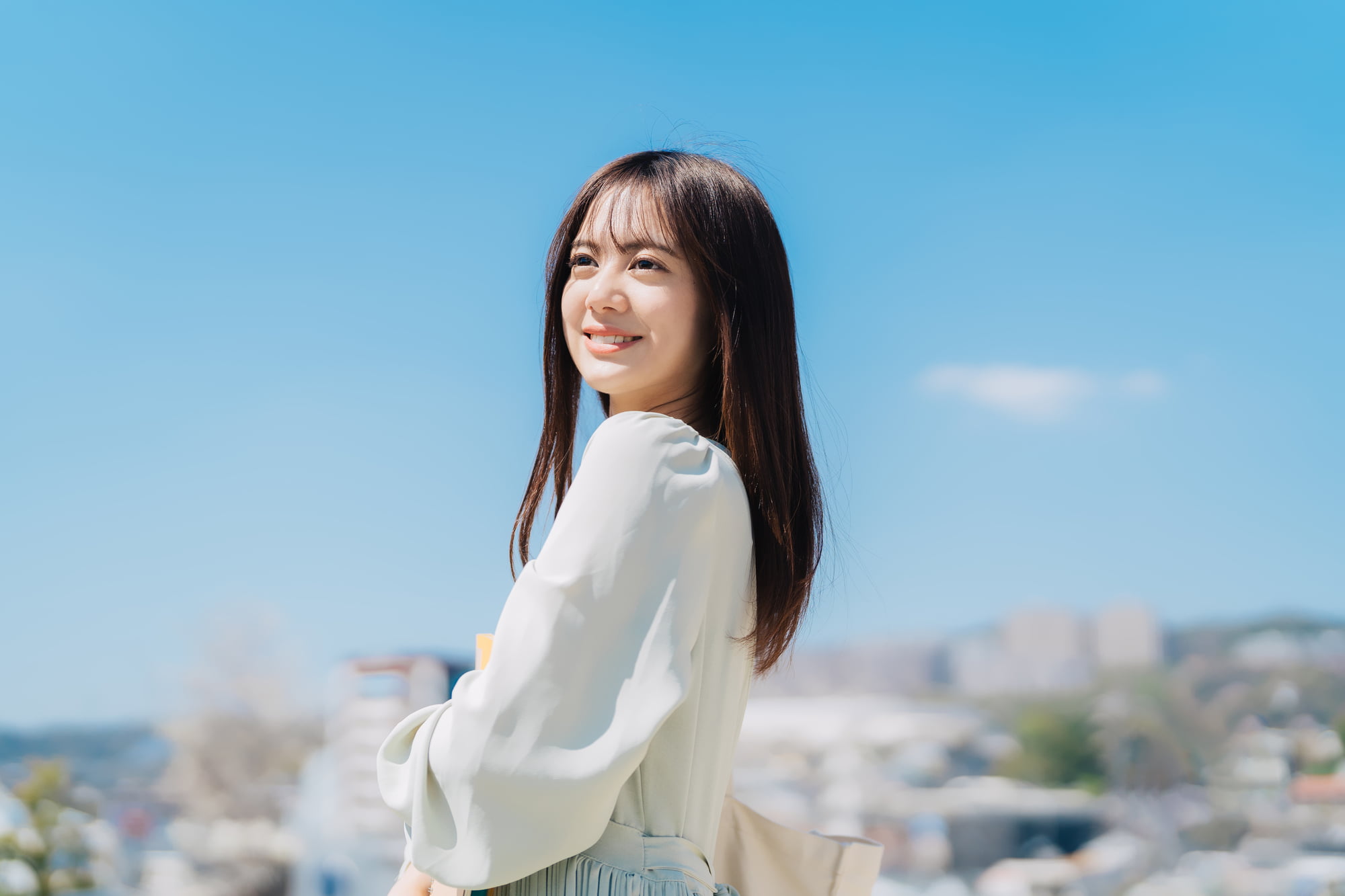 ワイヤー矯正で整った歯並びになった笑顔の女性